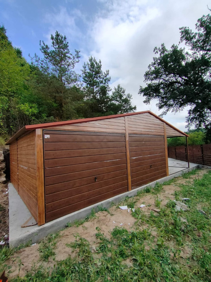 Plechová garáž 9×6 m s prístreškom 3 m – drevodekor zlatý dub/orech, strecha RAL 8004