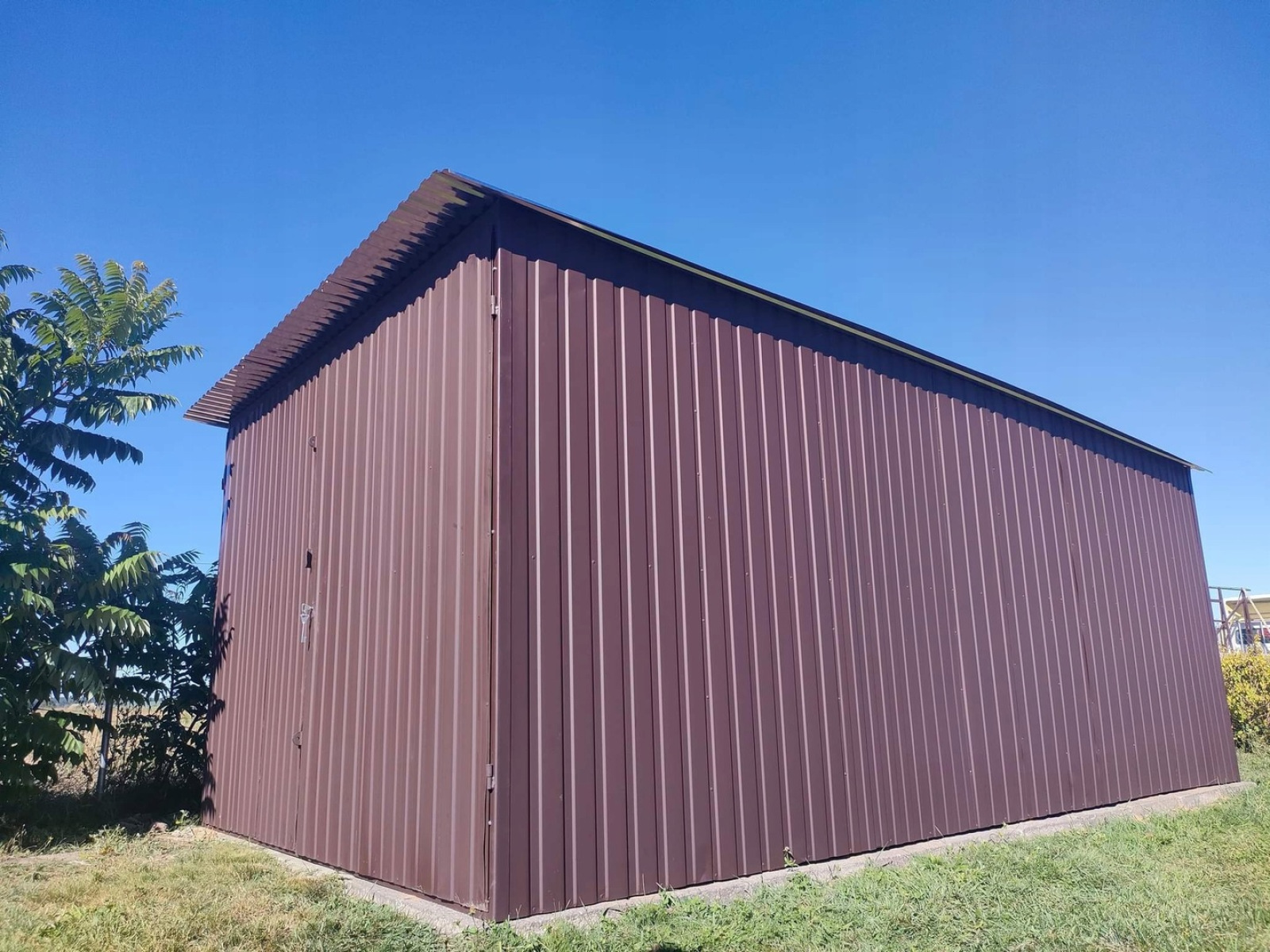 Plechová garáž 2. triedy 3×6 m – výhodná garáž s väčším priestorom