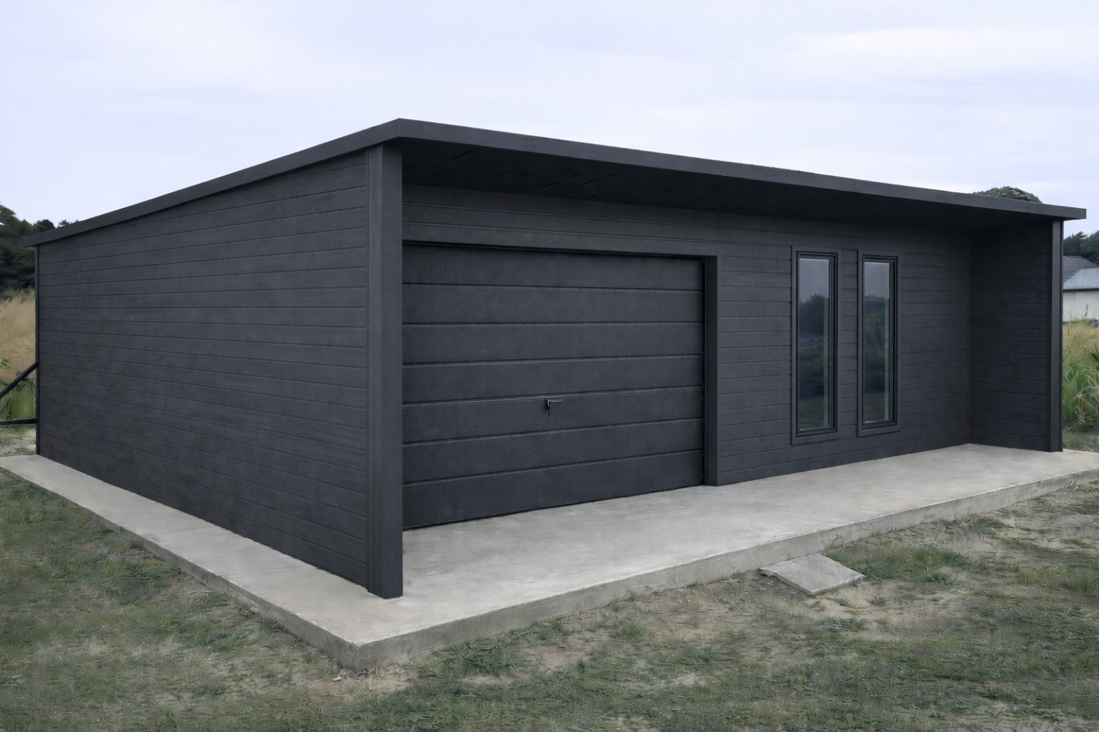 Moderná plechová garáž 6x5 s presahom strechy, 2 oknami a bránou – RAL 7016 antracit