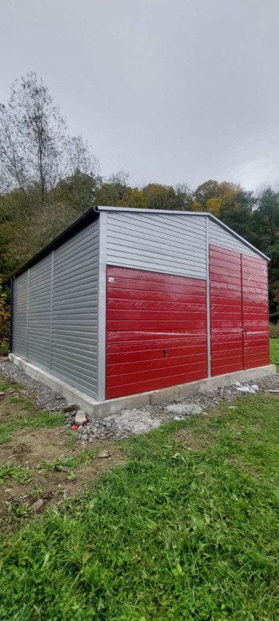 Plechová montovaná hala 6×8 m RAL9006/RAL3011 so sedlovou strechou, 2 bránami