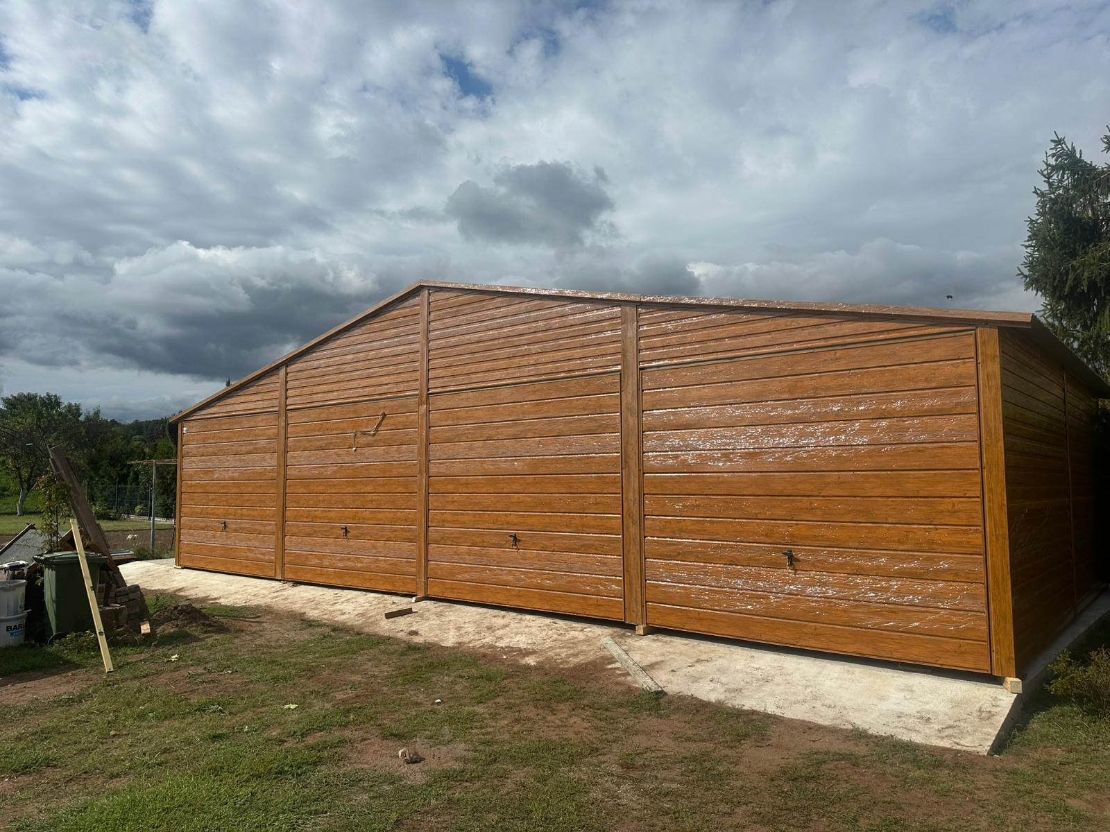 Plechová garáž 12×5 m | Sedlová strecha RAL 8017 | Zlatý dub | 4× výklopná brána