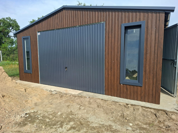 Plechová garáž 6×6 m tmavý orech s výklopnou bránou RAL 7016 a PVC oknami 1