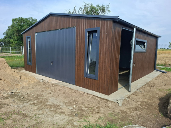 Plechová garáž 6×6 m tmavý orech s výklopnou bránou RAL 7016 a PVC oknami 2