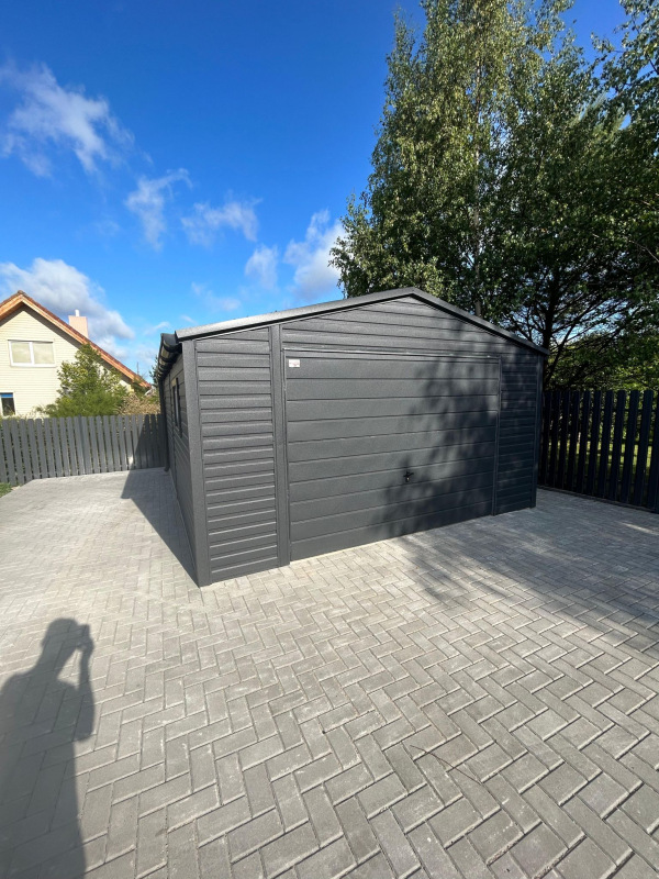 Plechová garáž 5×7 m GRAPHITE LINE | sedlová strecha | odkvapy + filc | výklopné okno 1