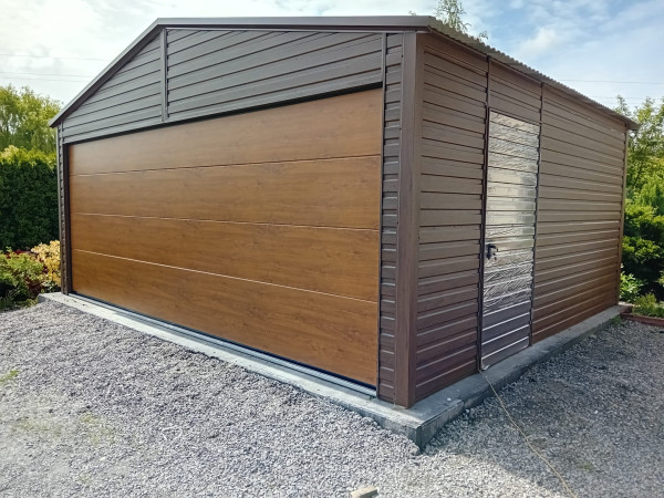 Plechová garáž 6×5 m so segmentovou bránou a elektrickým pohonom - zlatý dub 3