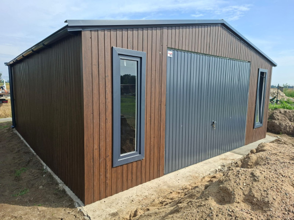 Plechová garáž 6×6 m tmavý orech s výklopnou bránou RAL 7016 a PVC oknami