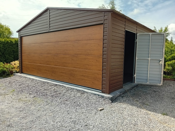 Plechová garáž 6×5 m so segmentovou bránou a elektrickým pohonom - zlatý dub 2
