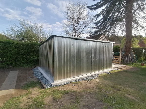 Plechová garáž 5x4 m zinok s dvojkrídlovou bránou