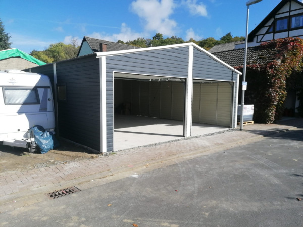 Plechová moderná garáž ROLL UP 7×9 m so sedlovou strechou a 2× sekčnou bránou 3