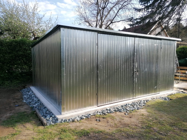 Plechová garáž 5x4 m zinok s dvojkrídlovou bránou 7