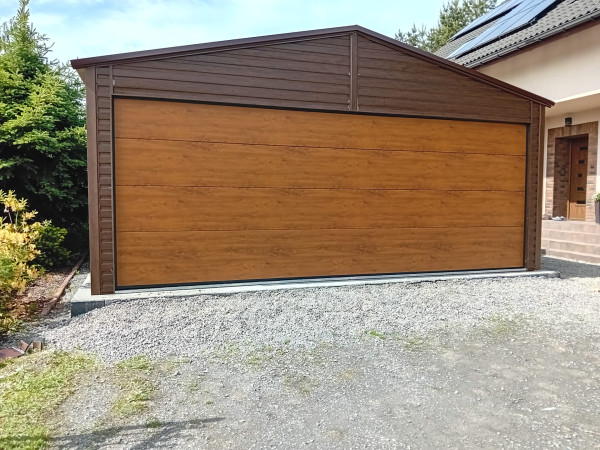 Plechová garáž 6×5 m so segmentovou bránou a elektrickým pohonom - zlatý dub 1