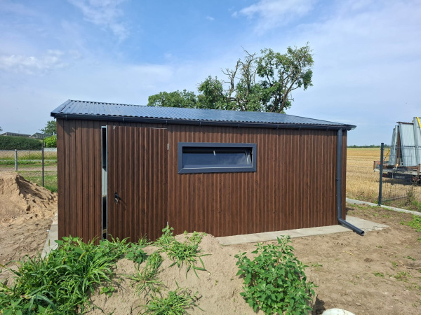 Plechová garáž 6×6 m tmavý orech s výklopnou bránou RAL 7016 a PVC oknami 3
