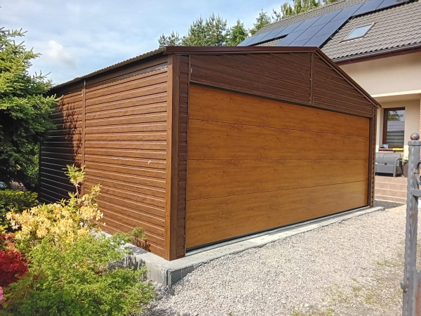 Plechová garáž 6×5 m so segmentovou bránou a elektrickým pohonom - zlatý dub