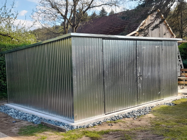 Plechová garáž 5x4 m zinok s dvojkrídlovou bránou 2