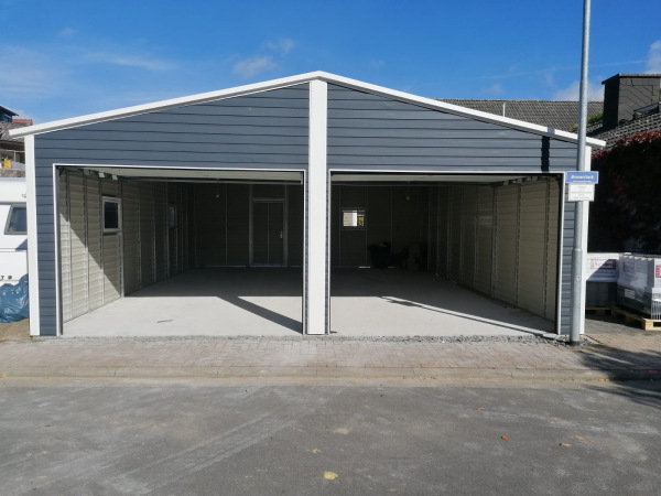 Plechová moderná garáž ROLL UP 7×9 m so sedlovou strechou a 2× sekčnou bránou