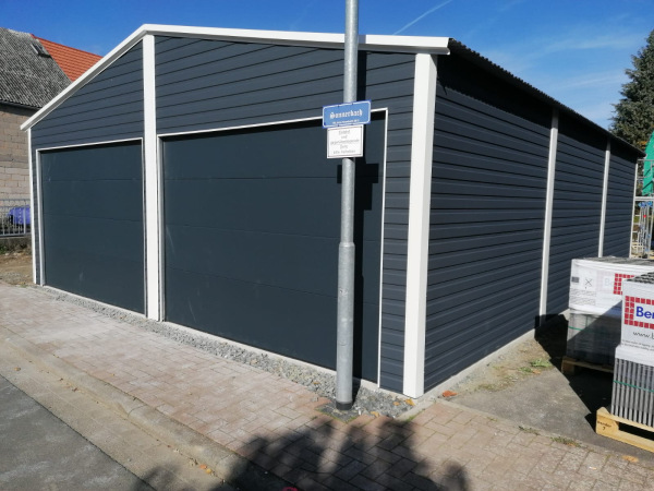 Plechová moderná garáž ROLL UP 7×9 m so sedlovou strechou a 2× sekčnou bránou 4