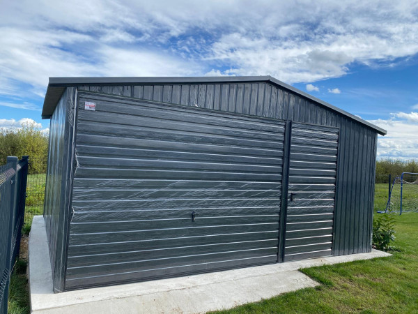 Plechová garáž 5×5 m – sedlová strecha, imitácia dreva (grafit) 4