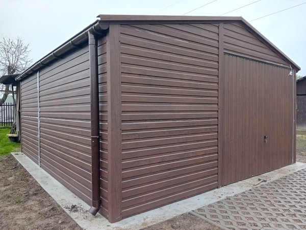 Plechová garáž ELEGANT 5,5 × 6 m – sedlová strecha, farba orech 3