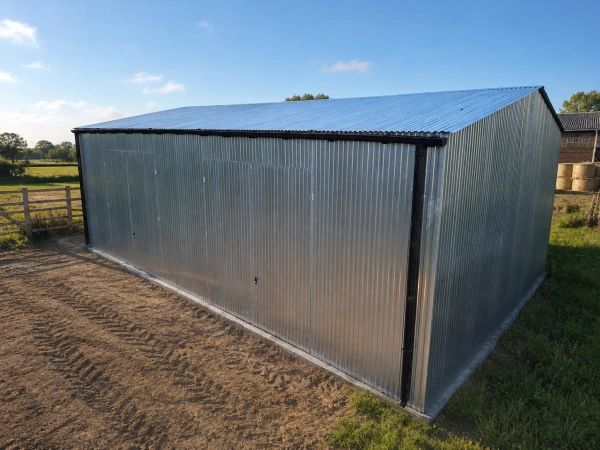 Montovaná plechová hala 12×8 m pozinkovaná s dvoma bránami 3×3,5 m 2