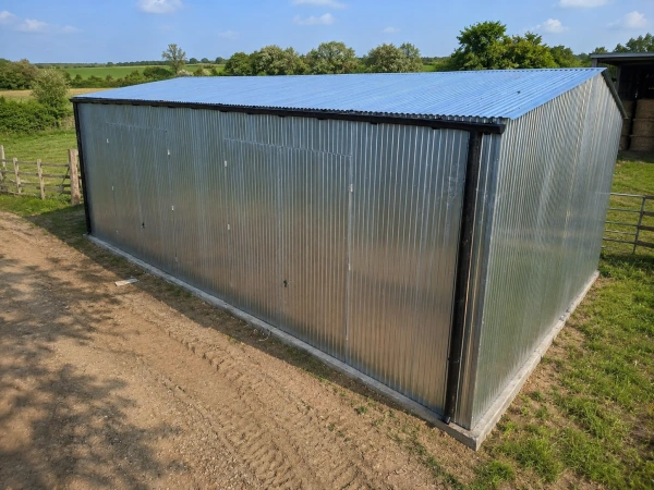 Montovaná plechová hala 12×8 m pozinkovaná s dvoma bránami 3×3,5 m 3