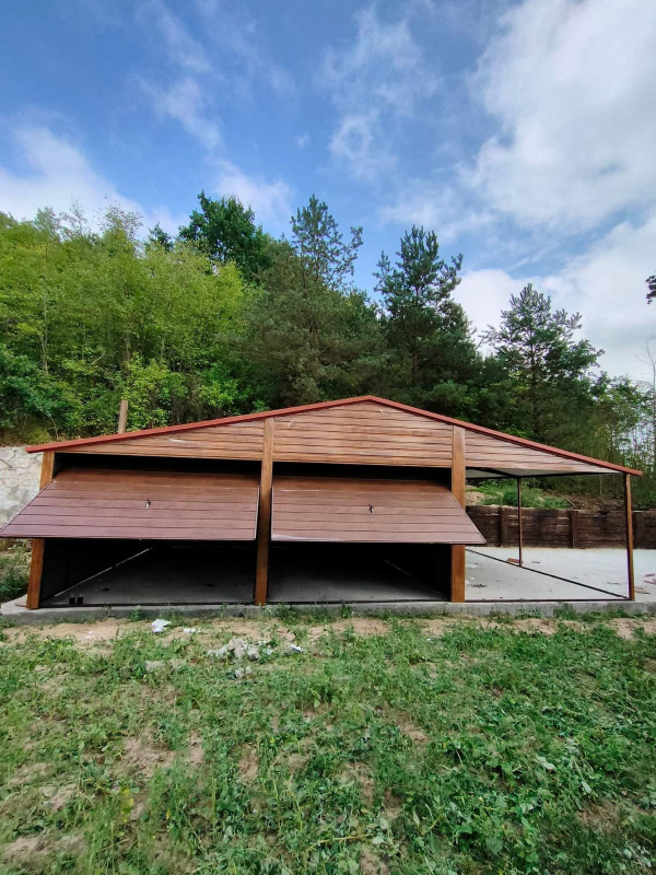 Plechová garáž 9×6 m s prístreškom 3 m – drevodekor zlatý dub/orech, strecha RAL 8004 2