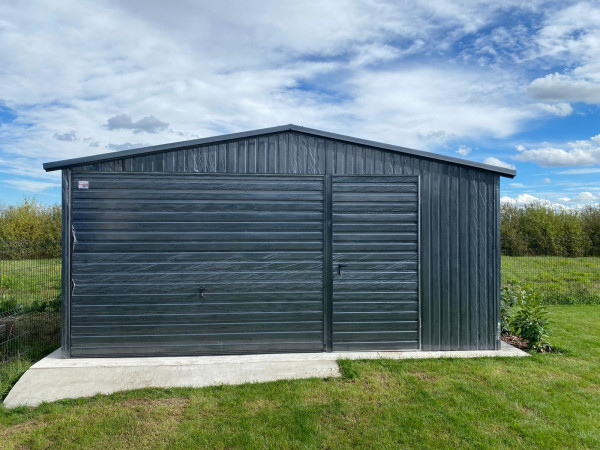 Plechová garáž 5×5 m – sedlová strecha, imitácia dreva (grafit) 5