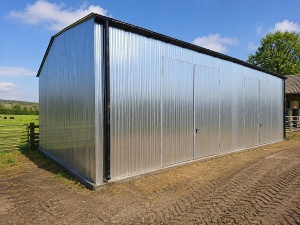 Montovaná plechová hala 12×8 m pozinkovaná s dvoma bránami 3×3,5 m