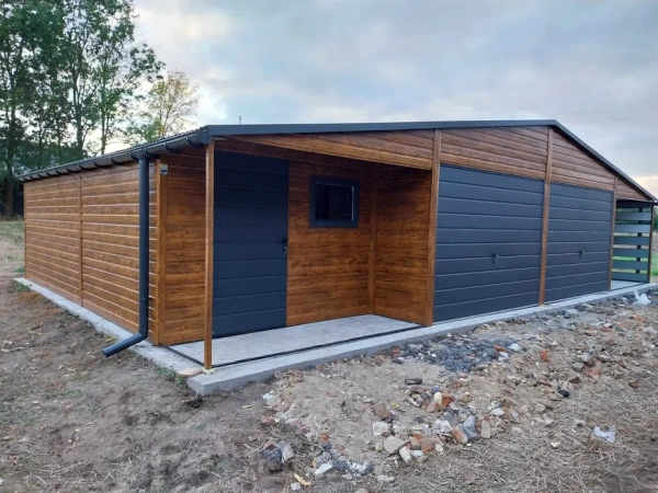 Plechová garáž 12 × 6 m so sedlovou strechou, výklopnými bránami a prístreškom 1