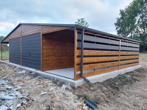 Plechová garáž 12 × 6 m so sedlovou strechou, výklopnými bránami a prístreškom