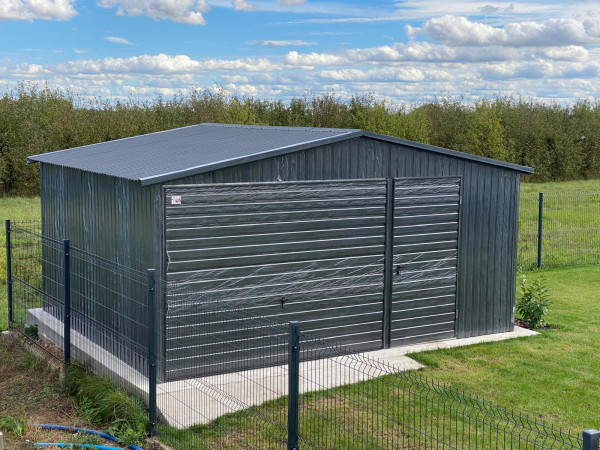 Plechová garáž 5×5 m – sedlová strecha, imitácia dreva (grafit)