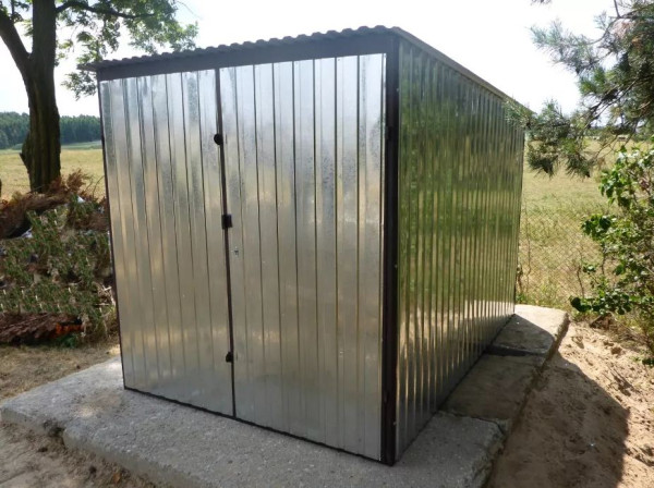 Plechová garáž 2×3 m | Pozinkovaný plech | Spád dozadu