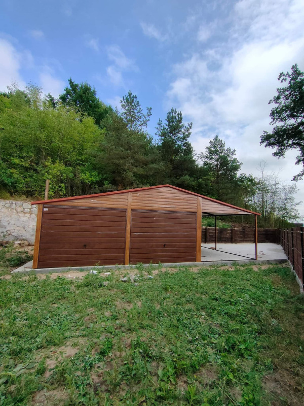 Plechová garáž 9×6 m s prístreškom 3 m – drevodekor zlatý dub/orech, strecha RAL 8004 3