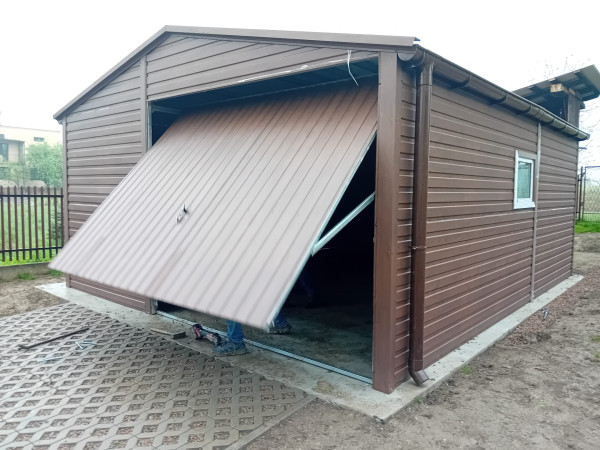 Plechová garáž ELEGANT 5,5 × 6 m – sedlová strecha, farba orech
