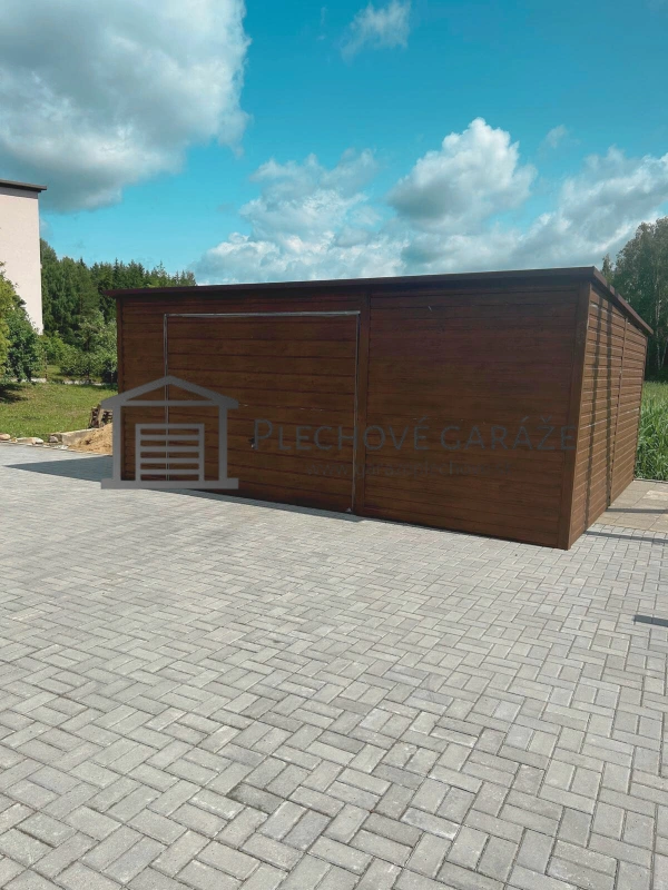 Plechová garáž 7×6 m so spádom dozadu | tmavý orech | výklopná brána