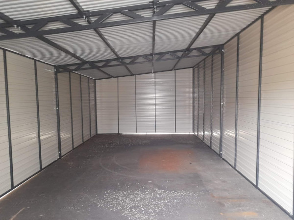 Plechová garáž 5×8 m so spádom strechy vlavo – moderné a odolné riešenie 3
