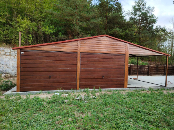 Plechová garáž 9×6 m s prístreškom 3 m – drevodekor zlatý dub/orech, strecha RAL 8004 1