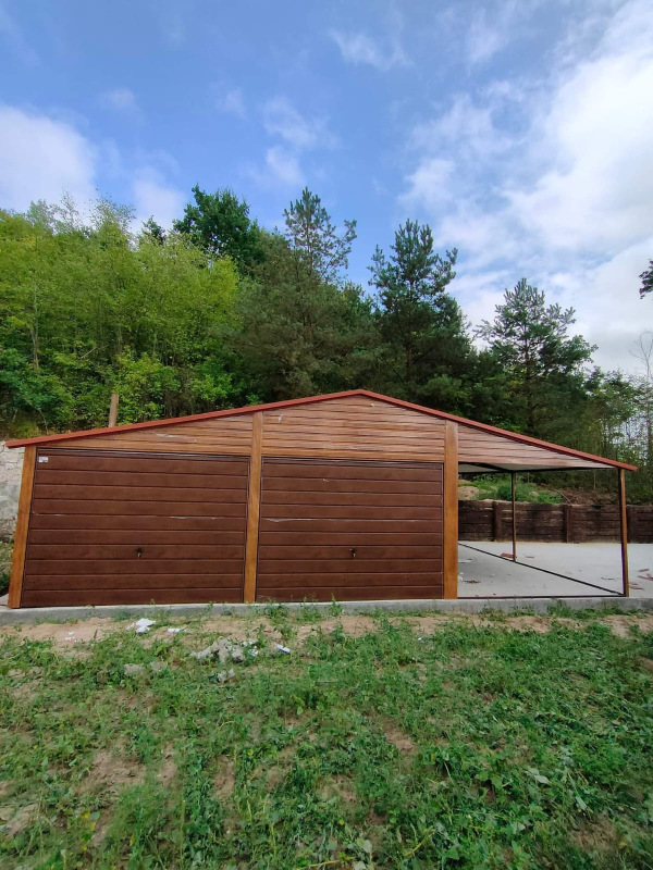 Plechová garáž 9×6 m s prístreškom 3 m – drevodekor zlatý dub/orech, strecha RAL 8004 5
