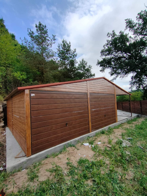 Plechová garáž 9×6 m s prístreškom 3 m – drevodekor zlatý dub/orech, strecha RAL 8004