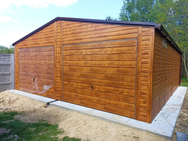 Plechová garáž 7×6 m | sedlová strecha | 2× výklopná brána | zlatý dub