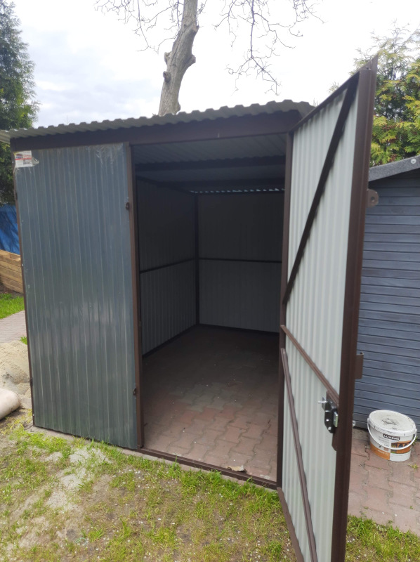 Plechová garáž 2×3 m RAL 7016 antracit – pultová strecha (spád dozadu), dvojkrídlová brána 1