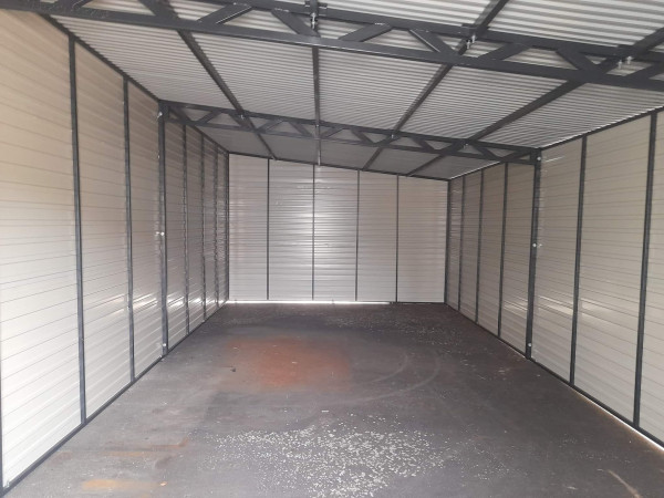 Plechová garáž 5×8 m so spádom strechy vpravo – moderné a odolné riešenie 3