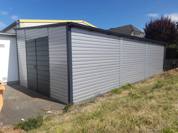 Plechová garáž 5×8 m so spádom strechy vpravo – moderné a odolné riešenie 2