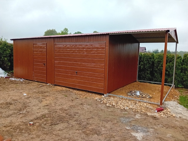 Plechová garáž ELEGANT 7×4 m + prístrešok 2×4 m – štýlové a funkčné riešenie