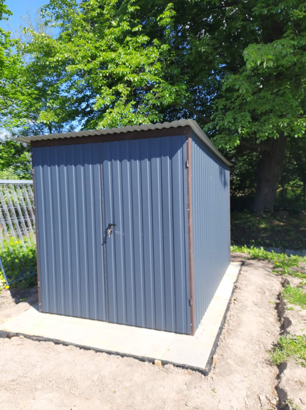 Plechová garáž 2×3 m RAL 7016 antracit – pultová strecha (spád dozadu), dvojkrídlová brána