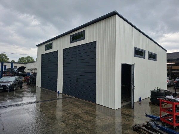 Montovaná plechová hala 10×9 m Biela RAL 9010 s dvoma bránami a 7 PVC oknami 1