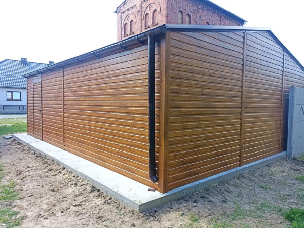 Plechová garáž 7×6 m | sedlová strecha | 2× výklopná brána | zlatý dub 1