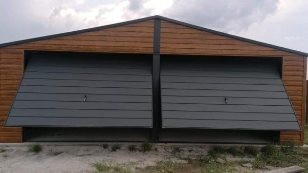 Plechová garáž 7 × 6 m | Sedlová strecha | Zlatý dub + RAL 7016 3