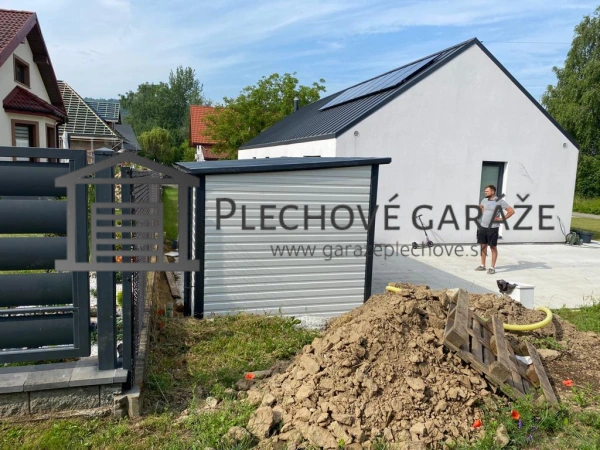 Záhradný domček 5×2,5 m s prístreškom a výklopnou bránou | biela RAL 9010 + grafit RAL 701 1