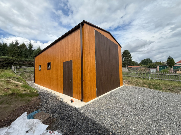 Montovaná plechová hala 6×8 m Zlatý dub s bránou 4×4 m 7