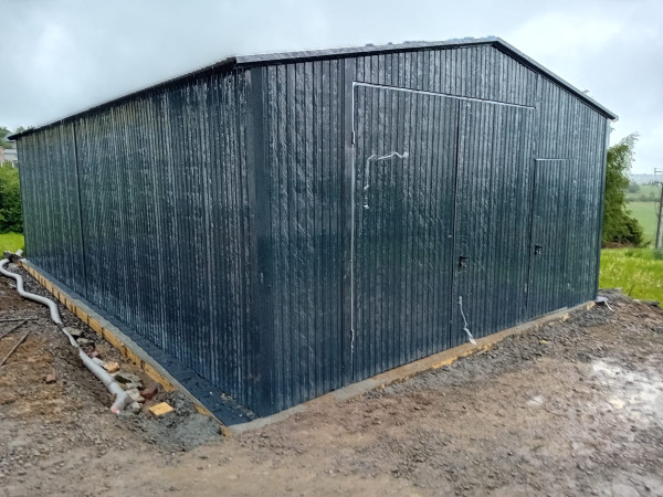 Montovaná plechová hala 6×12 m – RAL 7016 antracit 1